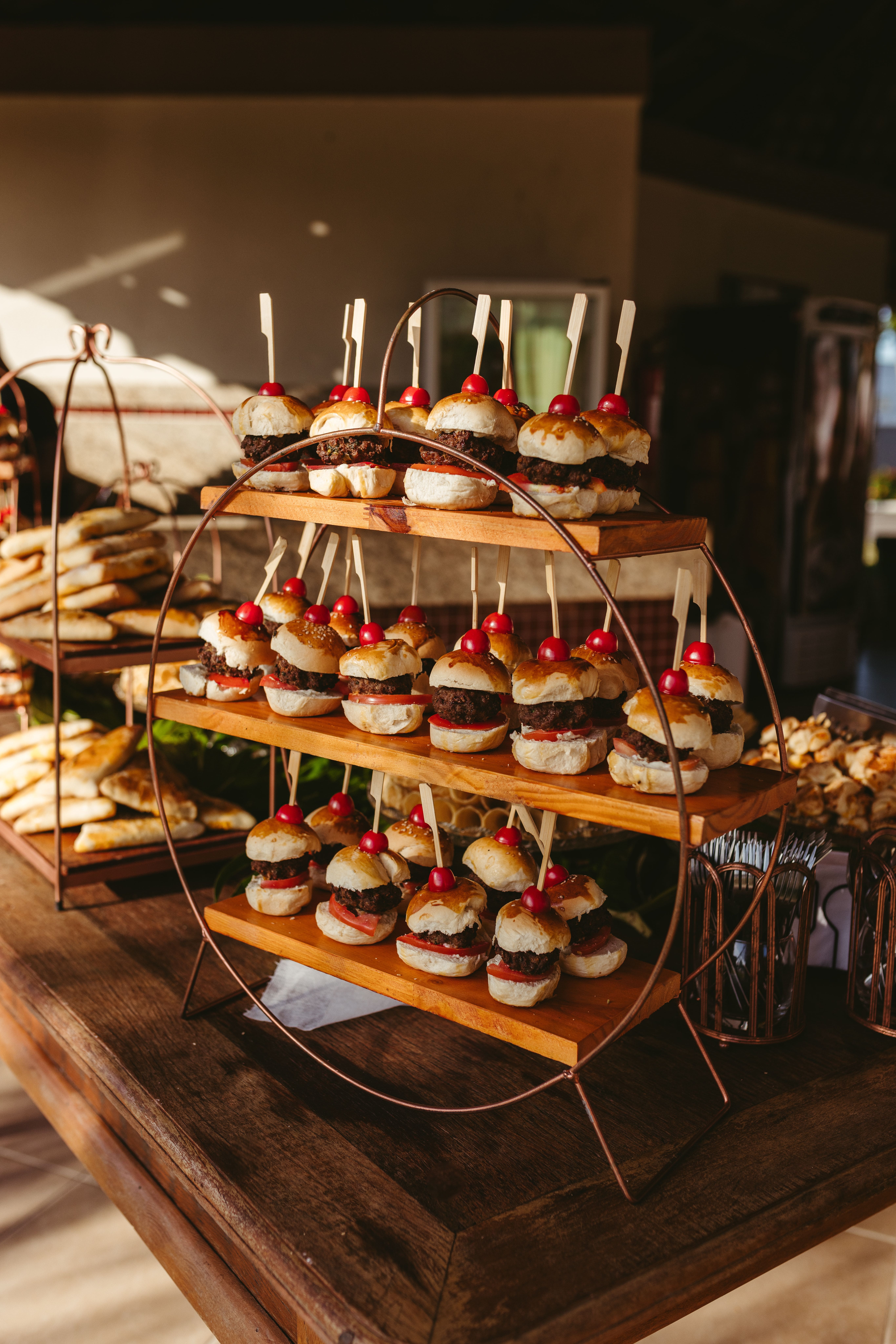 Présentoir de mini-burgers sur un stand en bois dans un chariot