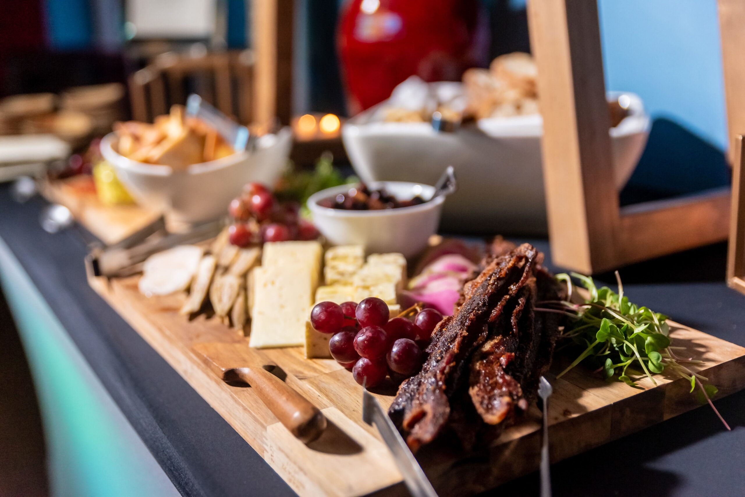 gros plan-de-steak-avec-du-fromage-et-des-grappes-sur-un plateau